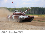Запасной танк Т-72Б команды Венесуэлы проходит трассу. Алабино, Чемпионат мира по Танковому биатлону (2014 год). Редакционное фото, фотограф Алексей Гусев / Фотобанк Лори