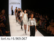 NEW YORK, NY - SEPTEMBER 05: Models walk the runway finale at the Project Runway (Alexander Knox) show during MBFW Spring 2015 at Lincoln Center on September 5, 2014 in NYC. Редакционное фото, фотограф Anton Oparin / Фотобанк Лори