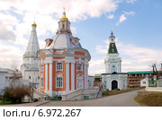 Город Сергиев Посад, Подмосковье. Свято-Троицкая Сергиева Лавра. Церковь Смоленской иконы Божией Матери, храм в честь преподобных Зосимы и Савватия Соловецких и Каличья башня (2014 год). Стоковое фото, фотограф Елена Коромыслова / Фотобанк Лори
