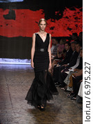 NEW YORK, NY - SEPTEMBER 08: A model walks the runway at Donna Karan New York during Mercedes-Benz Fashion Week Spring 2015 on September 8, 2014 in New York City. Редакционное фото, фотограф Anton Oparin / Фотобанк Лори