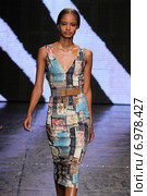 NEW YORK, NY - SEPTEMBER 08: Model walk the runway at Donna Karan New York during MBFW Spring 2015 at 547 West 26th Street on September 8, 2014 in NYC. Редакционное фото, фотограф Anton Oparin / Фотобанк Лори
