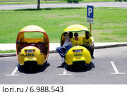 Гавана. Cocotaxi (2013 год). Редакционное фото, фотограф Наталия Казанова / Фотобанк Лори