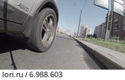 Переднее колесо автомобиля, едущее по улице города, вид снизу (2015 год). Редакционное видео, видеограф Кекяляйнен Андрей / Фотобанк Лори