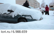 Стоянка во дворе жилого дома с занесенными снегом автомобилями и семья с детьми, чистящая свой автомобиль. Стоковое видео, видеограф Кекяляйнен Андрей / Фотобанк Лори