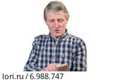 Довольный мужчина пенсионного возраста пользуется телефоном с тачскрином. Белый изолированный фон. Стоковое видео, видеограф Кекяляйнен Андрей / Фотобанк Лори