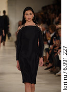 NEW YORK, NY - SEPTEMBER 11: A model walks the runway at Ralph Lauren fashion show during Mercedes-Benz Fashion Week Spring 2015 on September 11, 2014 in New York City. Редакционное фото, фотограф Anton Oparin / Фотобанк Лори