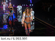 LONDON, ENGLAND - DECEMBER 02: Singer Ariana Grande performs as model Bregje Heinen walk the runway at the annual Victoria's Secret fashion show on December 2, 2014 in London, England. Редакционное фото, фотограф Anton Oparin / Фотобанк Лори