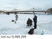 Тверские рыбачки на Волге. Город Тверь (2015 год). Редакционное фото, фотограф Дмитрий Неумоин / Фотобанк Лори