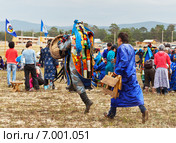 Слет шаманов на Байкале. Шаман в ритуальном танце (2012 год). Редакционное фото, фотограф Виктория Катьянова / Фотобанк Лори