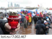 Акция в поддержку людей на Донбассе на Поклонке в Москве (2015 год). Стоковое фото, фотограф Дмитрий Неумоин / Фотобанк Лори