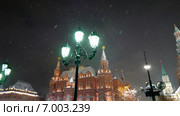 Старомодные уличные фонари под снегопадом. На заднем плане Исторический музей и Кремль. Стоковое видео, видеограф Арташес Оганджанян / Фотобанк Лори