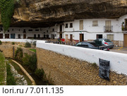 Street with dwellings built into rock overhangs above the Rio (2014 год). Редакционное фото, фотограф Яков Филимонов / Фотобанк Лори