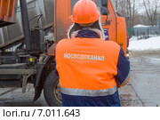 Работник Мосводоканала следит за разгрузкой снега, снегоплавильный пункт, Москва (2015 год). Редакционное фото, фотограф Малышев Андрей / Фотобанк Лори