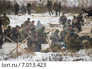 Советские воины. Реконструкция боя, произошедшего в декабре 1941 года у деревни Лызлово в Рузском районе Подмосковья. Фестиваль «Контрнаступление», посвященный битве за Москву (2014 год). Редакционное фото, фотограф Ольга Аксёнова / Фотобанк Лори