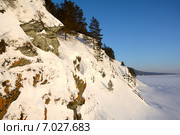 Скалистый берег скованной льдом реки Томи, Кемеровская область. Стоковое фото, фотограф Ольга Остроухова / Фотобанк Лори