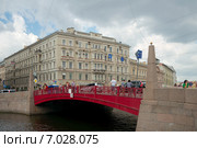 Красный мост (1808-1813, архитектор В.И. Гесте) через Мойку и прохожие, Санкт-Петербург (2014 год). Редакционное фото, фотограф Виктория Фрадкина / Фотобанк Лори