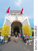 Рынок Бен Тань украшенный к празднику Тут. Ben Thanh Market decorated for Tet, Saigon (2015 год). Редакционное фото, фотограф Александр Подшивалов / Фотобанк Лори