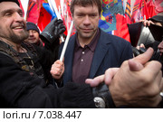 Украинский политик Олег Царёв и лидер байкерского клуба "Ночные волки" Александр Залдостанов (Хирург) во время марша движения "Антимайдан", посвященного годовщине Майдана в Киеве, в центре города Москвы (2015 год). Редакционное фото, фотограф Николай Винокуров / Фотобанк Лори