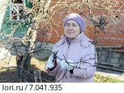 Женщина обрезает больные ветви яблони. Стоковое фото, фотограф Марина Славина / Фотобанк Лори