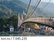 Река Ганг и мост Ram Jhula, Ришикеш, Индия (2014 год). Редакционное фото, фотограф Elena Odareeva / Фотобанк Лори