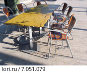 Столик уличного кафе. Будапешт, Венгрия (2010 год). Стоковое фото, фотограф Анатолий Заводсков / Фотобанк Лори