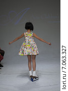 NEW YORK, NY - OCTOBER 19: A model walks the runway during the Aria Children's Clothing preview at petitePARADE / Kids Fashion Week at Bathhouse Studios on October 19, 2014 in New York City. Редакционное фото, фотограф Anton Oparin / Фотобанк Лори