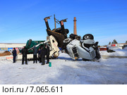 Автокран Урал не справился с грузом и перевернулся (2015 год). Редакционное фото, фотограф Анатолий Матвейчук / Фотобанк Лори