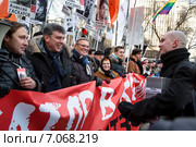 Портрет крупным планом лидера движения "Солидарность" Бориса Немцова, узник Болотной Владимир Акименков, Михаил Касьянов  на многотысячном шествии "Марш миллионов" по Бульварному кольцу, город Москва, Россия (2014 год). Редакционное фото, фотограф Николай Винокуров / Фотобанк Лори
