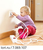 Toddler playing with electric equipment. Стоковое фото, фотограф Яков Филимонов / Фотобанк Лори