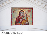 Мария с младенцем Христом. Надвратная икона. Церковь Петра и Павла. Спасо-Преображенский монастырь. Валаам (2010 год). Стоковое фото, фотограф Александр Щепин / Фотобанк Лори