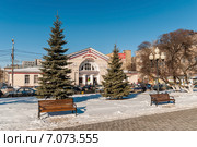Город Тула. Лавочки на площади победы с видом на автовокзал города на фоне голубого неба (2015 год). Редакционное фото, фотограф Игорь Низов / Фотобанк Лори