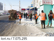 Уборка снега на улице города, Омск (2015 год). Редакционное фото, фотограф Галина Хорошман / Фотобанк Лори