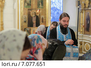 Всенощное бдение в Спасском храме посёлка Андреевка, Солнечногорский район, исповедь (2015 год). Редакционное фото, фотограф Дмитрий Неумоин / Фотобанк Лори