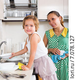 Daughter with mother washing dishes. Стоковое фото, фотограф Яков Филимонов / Фотобанк Лори