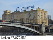 Смоленская набережная, 5/13. Смоленский метромост. Москва (2015 год). Редакционное фото, фотограф lana1501 / Фотобанк Лори