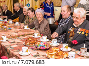 Чаепитие для ветеранов, награжденных юбилейными медалями «70 лет Победы в Великой Отечественной войне 1941—1945 гг.». Поселок Островцы Раменского района Московской области (фокус в центре) (2015 год). Редакционное фото, фотограф Владимир Сергеев / Фотобанк Лори