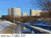 Зеленая зона поймы реки Яуза в Медведково. Осташковская улица, 21 (Восемнадцатиэтажный панельный жилой дом серии ГМС-1). Осташковская улица, 15, корпус 1 (Курсантское общежитие) (2015 год). Стоковое фото, фотограф lana1501 / Фотобанк Лори