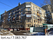 Шести-семиэтажный кирпичный жилой дом. Чапаевский переулок, 12. Москва (2015 год). Редакционное фото, фотограф lana1501 / Фотобанк Лори