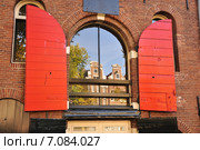 Окно с красными ставнями и отражением старинных домов в Амстердаме (2012 год). Стоковое фото, фотограф Илья Пакульских / Фотобанк Лори