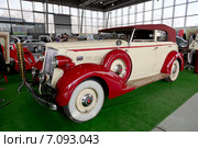 Выставка ретро-автомобилей в парке Сокольники. Американский автомобиль Packard (2015 год). Редакционное фото, фотограф Наталья Волкова / Фотобанк Лори
