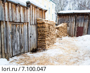 Поленница из пиленых коротких досок у дровяного сарая (2015 год). Стоковое фото, фотограф Светлана Шимкович / Фотобанк Лори