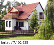 Красивый дом с черепичной крышей.  Сентендре (венг. Szentendre) , Венгрия (2010 год). Стоковое фото, фотограф Анатолий Заводсков / Фотобанк Лори