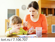 Happy mother and baby plays with watercolor. Стоковое фото, фотограф Яков Филимонов / Фотобанк Лори
