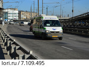 Маршрутное такси мосгортранса идет по дороге. Хорошёвское шоссе. Москва (2015 год). Редакционное фото, фотограф lana1501 / Фотобанк Лори