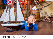 Мальчик играет с большим кораблем и подзорной трубой. Стоковое фото, фотограф Максим Топчий / Фотобанк Лори