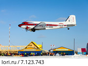 Самолет Дуглас (DC-3) в полете (2015 год). Редакционное фото, фотограф Владимир Мельников / Фотобанк Лори