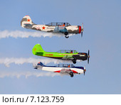 Тройка самолетов Як-52 в полете (2015 год). Редакционное фото, фотограф Владимир Мельников / Фотобанк Лори