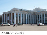 Город Королёв, ЦДК им.Калинина, главный вход (2015 год). Редакционное фото, фотограф Дмитрий Неумоин / Фотобанк Лори