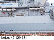 Посетители осматривают современный немецкий фрегат F218 Mecklenburg-Vorpommern (2012 год). Редакционное фото, фотограф Сергей Дубров / Фотобанк Лори