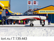 Самолет Як-52 на взлете, аэродром Боровая (Сургут) (2015 год). Редакционное фото, фотограф Владимир Мельников / Фотобанк Лори